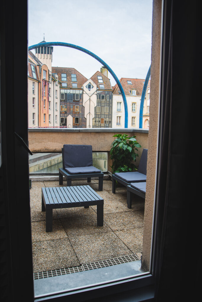 terrasse avec une vue sur le port saint marcel